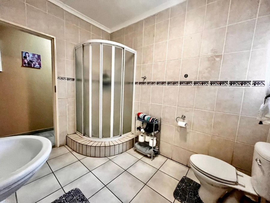 5 Bedroom Property for Sale in Waterval East North West